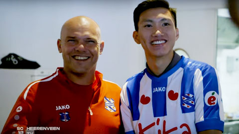 HLV Johnny Jansen (trái) chào đón Đoàn Văn Hậu gia nhập Heerenveen