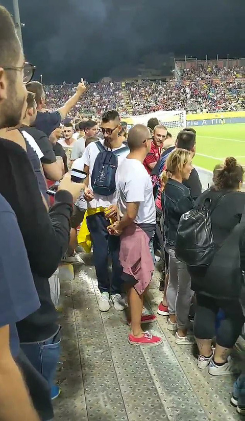 Fan Cagliari công kích màu da của Lukaku