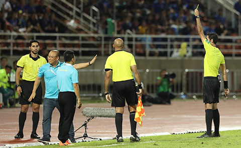 Thầy Park không giữ nổi bình tĩnh trước lối chơi xấu của Thái Lan