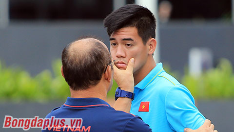 Cử chỉ đáng yêu cùa thầy Park trước trận gặp Thái Lan