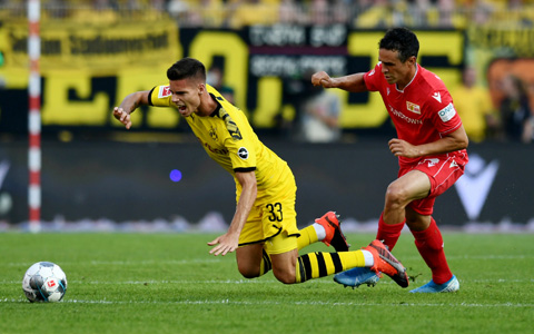 Dortmund (trái) để thua tân binh Union Berlin tới 1-3 ở vòng đấu gần nhất