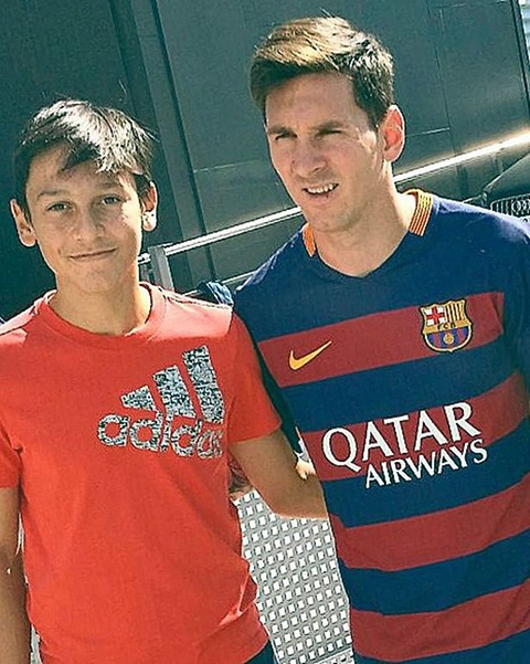 Lopez chụp ảnh bên cạnh Messi