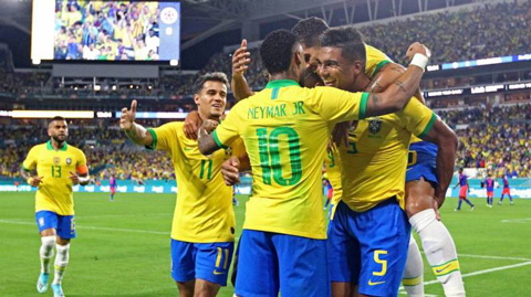 Casemiro (số 5) ghi bàn mở tỷ số cho Brazil