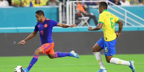 Muriel (trái) lập cú đúp giúp Colombia vươn lên dẫn 2-1
