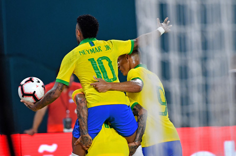 Phút 58, Neymar ghi bàn gỡ hòa 2-2 cho Brazil