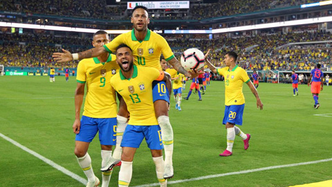 Neymar (10) có 1 bàn và 1 pha kiến tạo cho Brazil ở trận tiếp Colombia