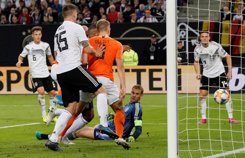 Các hậu vệ Đức (áo trắng) đã chơi như mơ ngủ khi để Hà Lan ghi tới 4 bàn