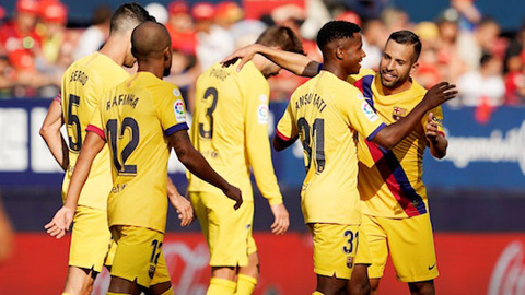 Đồng đội chia vui cùng Fati (thứ 2 từ phải qua) sau khi anh ghi bàn cho Barca