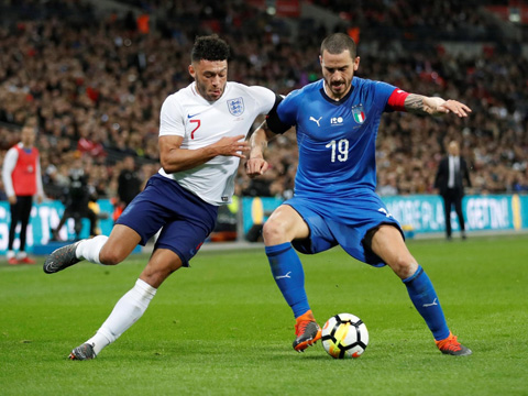 Bonucci (phải) chỉ còn 9 trận nữa là cán mốc 100 trận khoác áo Azzurri