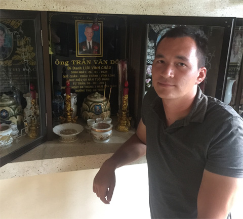Szilard bên di ảnh ông ngoại  Lưu Vĩnh Châu (2019)