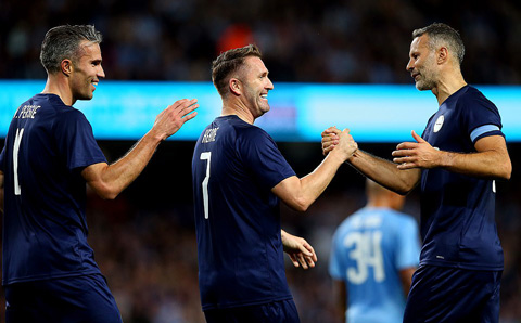 Robbie Keane ghi bàn gỡ hòa cho đội Premier League All-Stars ở phút 31