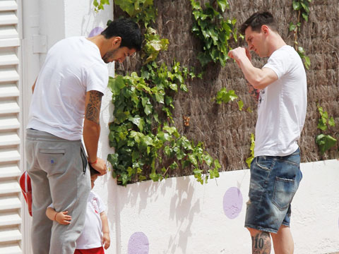 Messi và Suarez đi đón con cũng phải có đôi