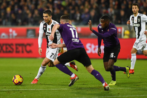 Sẽ rất khó để đội chủ nhà Fiorentina cản được Ronaldo (áo sọc) và đồng đội lấy trọn 3 điểm ở Artemio Franchi