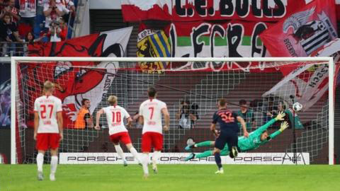 Nhưng Leipzig đã có bàn gỡ ở cuối hiệp 1 do công của Forsberg (số 10) trên chấm penalty