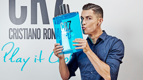 Hậu trường sân cỏ 16/9: Ronaldo ra mắt sản phẩm nước hoa mới