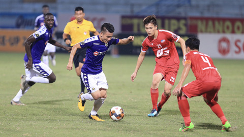 Quang Hải (giữa) đi bóng trước sự bám sát của các cầu thủ Viettel     Ảnh: ĐỨC CƯỜNG