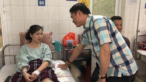 Lãnh đạo VPF thăm, động viên nữ CĐV bị pháo dù gây thương tích