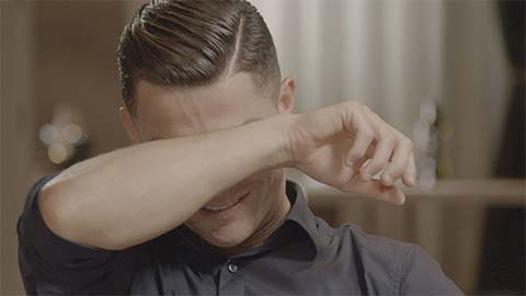 Ronaldo òa khóc khi xem lại đoạn video về cha