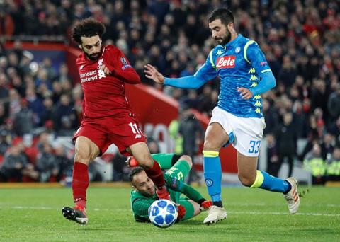 Salah (áo đỏ) chỉ tỏ ra ích kỷ khi đội nhà đã tạo được khoảng cách tỷ số an toàn so với đối thủ