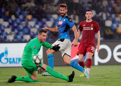 Llorente (giữa) dứt điểm tinh tế vào lưới Liverpool