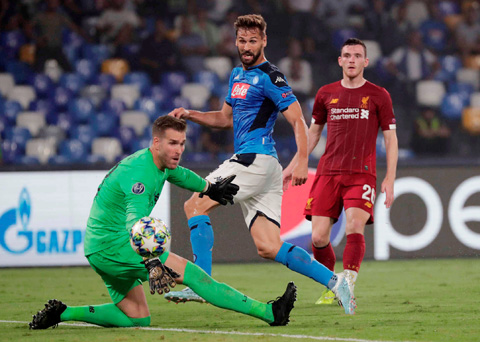 Van Dijk (trái) trong một nỗ lực ngăn cản cầu thủ của Napoli tấn công