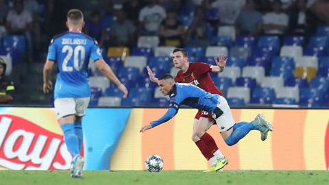 Robertson là người mắc sai lầm khiến Liverpool phải nhận 1 quả penalty ở trận đấu với Napoli
