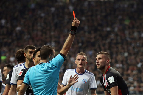 Ante Rebic sẽ bị cấm thi đấu 5 trận tại Europa League vì lăng mạ trọng tài sau khi nhận thẻ đỏ