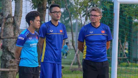 HLV Troussier chỉ đạo trong buổi tập gần đây  của U19 Việt Nam