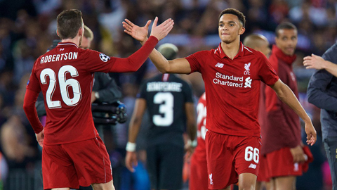Trent Alexander-Arnold (phải) và Andrew Robertson đã in dấu giày vào 5 trên tổng số 17 bàn của Liverpool từ đầu mùa