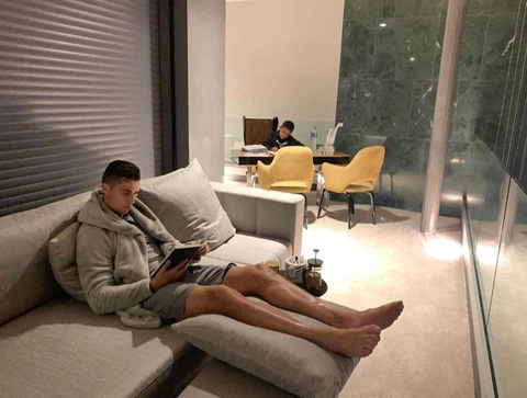 Ronaldo thảnh thơi đọc sách khi Messi nhận giải The Best