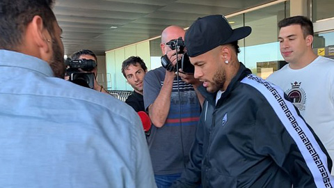 Neymar có mặt ở Barcelona để ra tòa vớ đội bóng cũ Barca