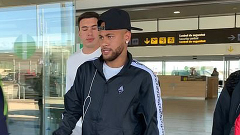 Neymar trở lại Barcelona để... đòi tiền thưởng