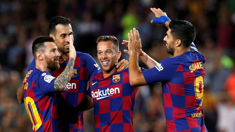Arthur (giữa) được các đồng đội chúc mừng sau bàn thắng tuyệt đẹp vào lưới đối thủ Villarreal ở vòng đấu mới nhất