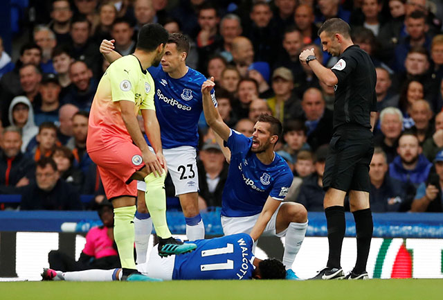 Everton thiệt quân ngay phút thi đấu đầu tiên với chấn thương của Walcott