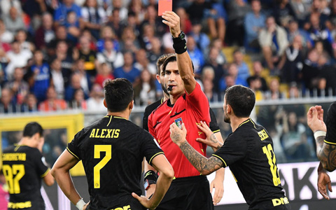 Sanchez nhận thẻ đỏ ở phút 46 khiến Inter gặp nhiều khó khăn