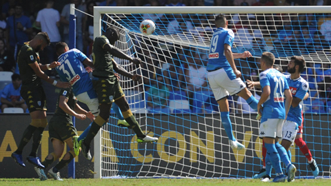 Balotelli (áo sẫm, giữa) bật cao đánh đầu tung lưới Napoli gỡ 1-2 cho Brescia