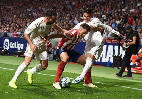 Tâm lý sợ thua khiến cả Real Madrid (áo trắng) và Atletico Madrid đều chơi không hết sức