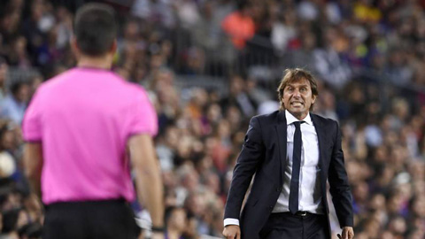 Conte nổi điên với trọng tài sau trận thua Barca