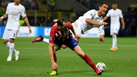 Godin (trái) đốn ngã Ronaldo trong trận chung kết Champions League 2016