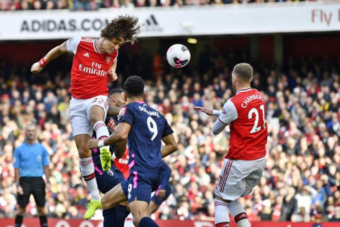 Luiz đánh đầu ghi bàn duy nhất cho Arsenal