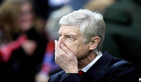Wenger có lúc lại chọn giải pháp im lặng suốt 15 phút giữa 2 hiệp để thể hiện sự thất vọng với học trò