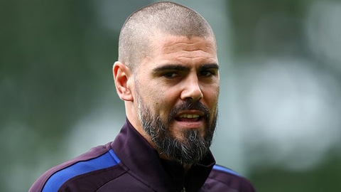 Valdes bị Barca sa thải sau khi đe dọa Kluivert