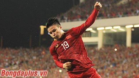 Quang Hải đã chơi rất tuyệt vời trong trận đấu với ĐT Ronaldo, giúp ĐT Việt Nam đánh bại đối thủ với tỷ số ấn tượng. Xem hình ảnh anh ăn mừng cùng đồng đội tại sân vận động để cảm nhận niềm vui của ĐT Việt Nam.