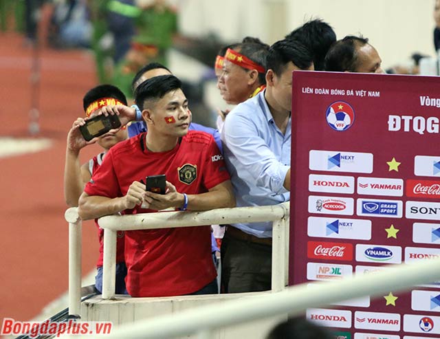 4 mặt khán đài sân Mỹ Đình kín người hâm mộ theo dõi Việt Nam đấu Malaysia 
