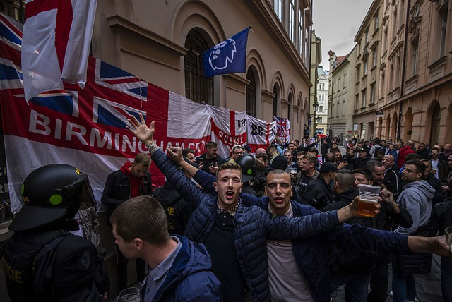 Các fan Anh tụ tập rất đông tại thủ đô Prague uống bia rượu trước giờ cổ vũ cho đội nhà.