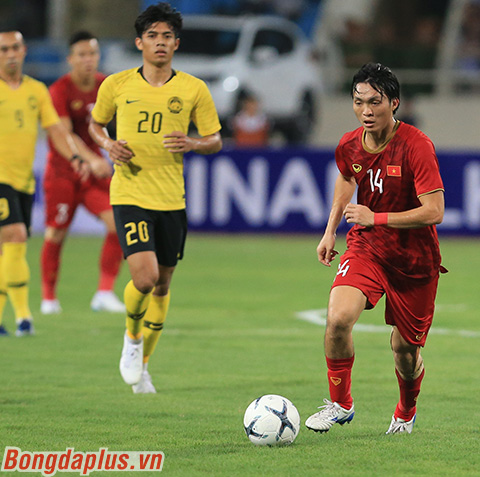 Tuấn Anh đã chơi tốt trước những đối thủ chơi pressing tầm cao kiểu Thái Lan, Malaysia - Ảnh: Đức Cường