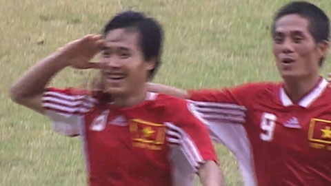 Danh thủ Hồng Sơn ăn mừng kiểu chào cờ sau khi ghi bàn vào lưới Indonesia tại AFF Cup 2000 