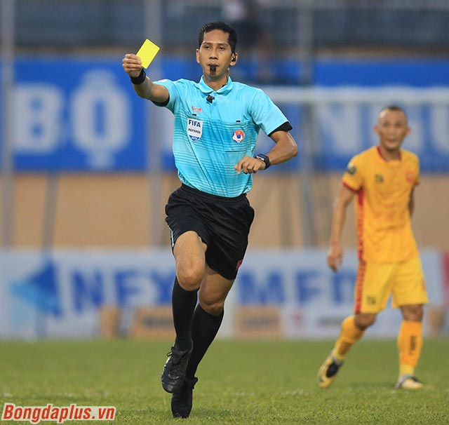 Trọng tài người Malaysia liên tục phải rút thẻ phạt cảnh cáo hai đội 