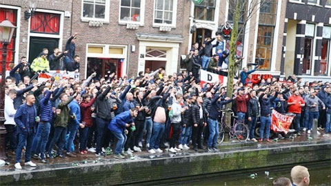 Hậu trường sân cỏ 23/10: Cấm bán rượu bia trước trận Ajax và Chelsea