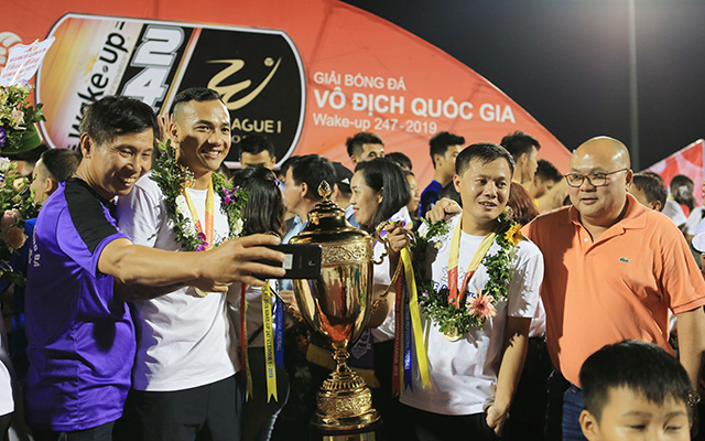 Thành Lương và Đại Đồng, 2 cầu thủ kỳ cựu của Hà Nội FC bên chiếc cúp danh giá 
